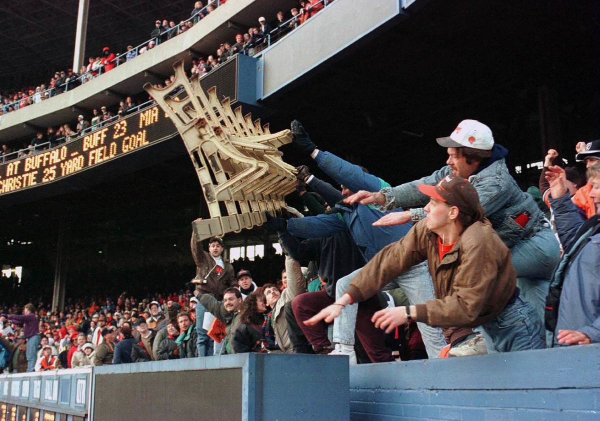 1995-1217-Cleveland-Browns-fans-throw-seats-2.jpg