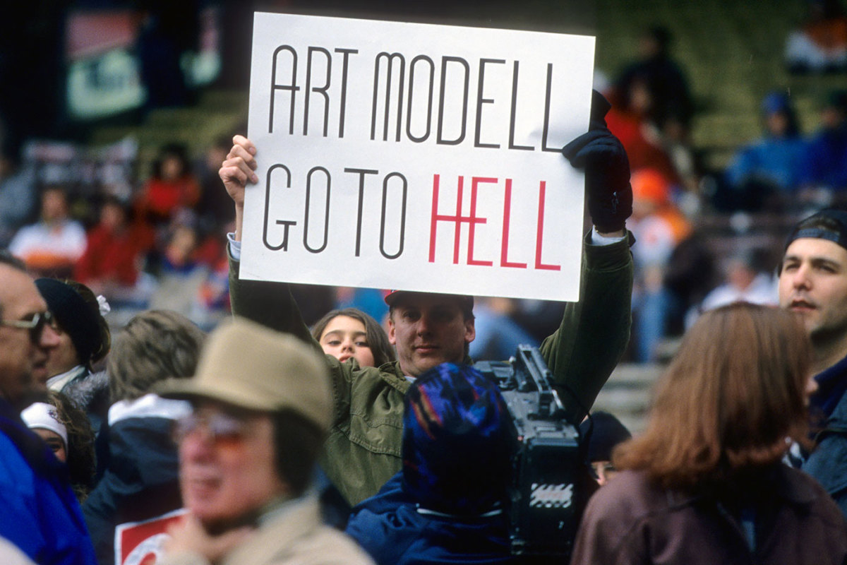 1995-1105-Cleveland-Browns-Art-Modell-Go-To-Hell-sign-090000647.jpg