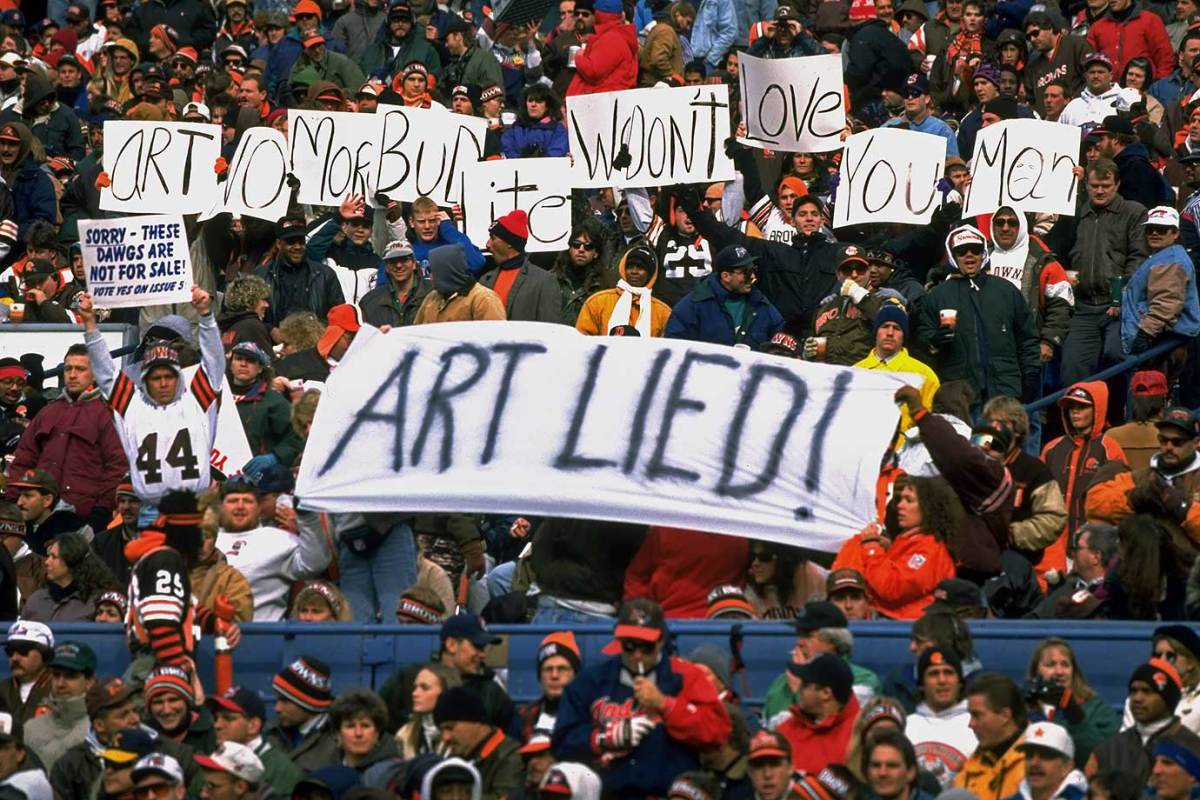 1995-1105-Cleveland-Browns-fan-signs-05233398.jpg