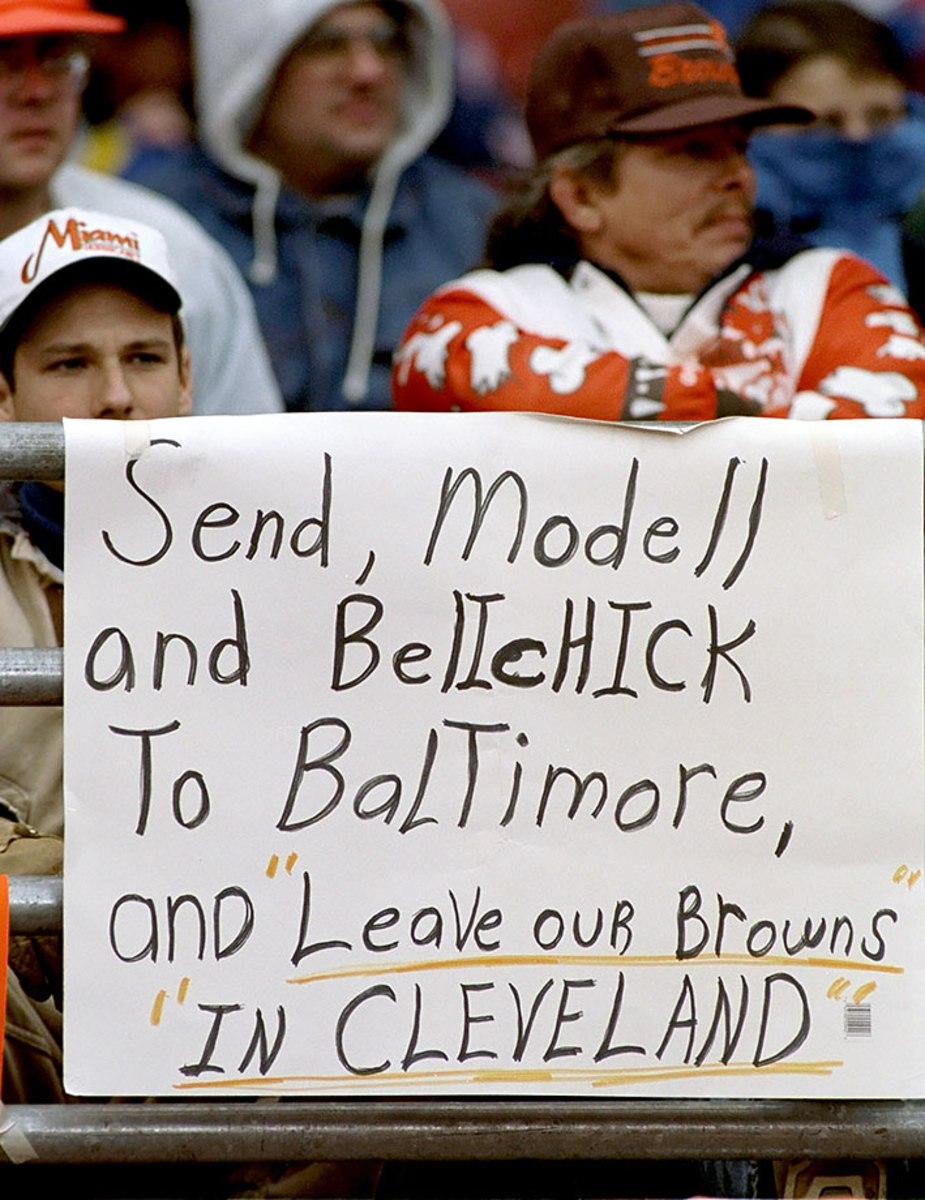 1995-1119-Cleveland-Browns-fan-sign-05249235.jpg