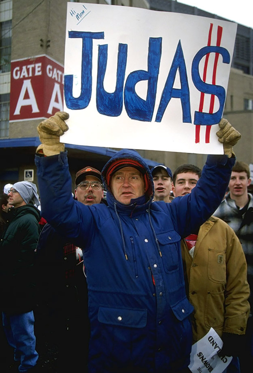 1995-1119-Cleveland-Browns-fan-sign-GettyImages-72477784_master.jpg