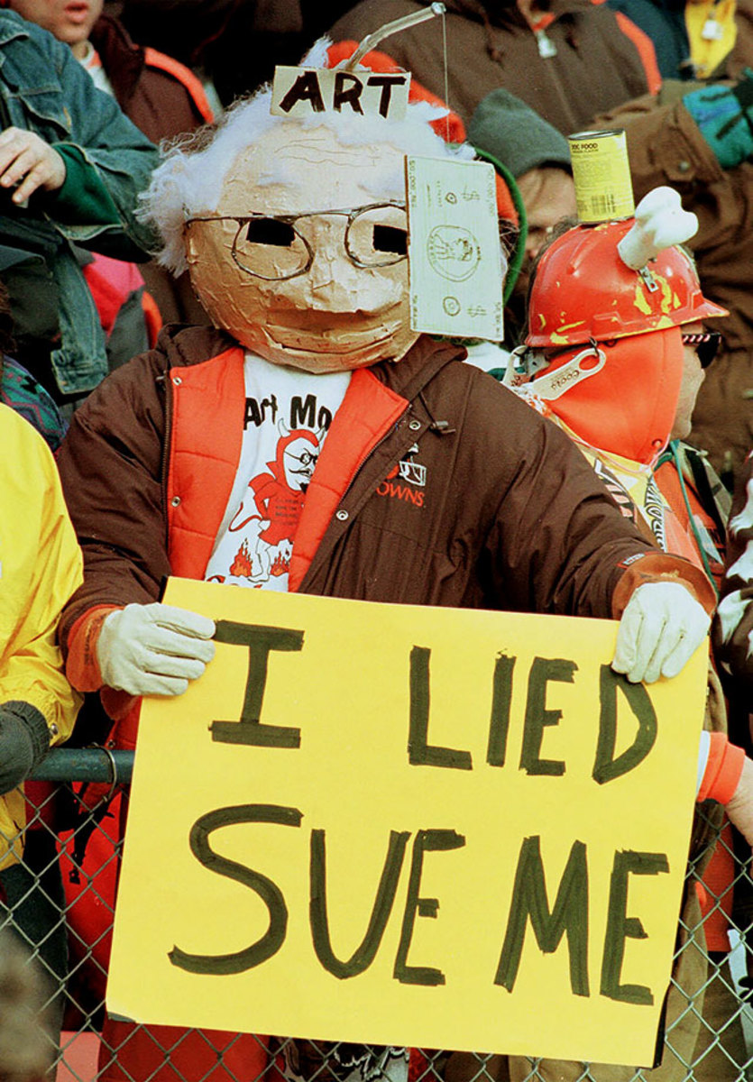 1995-1217-Cleveland-Browns-fan-sign-Art-Modell-mask.jpg