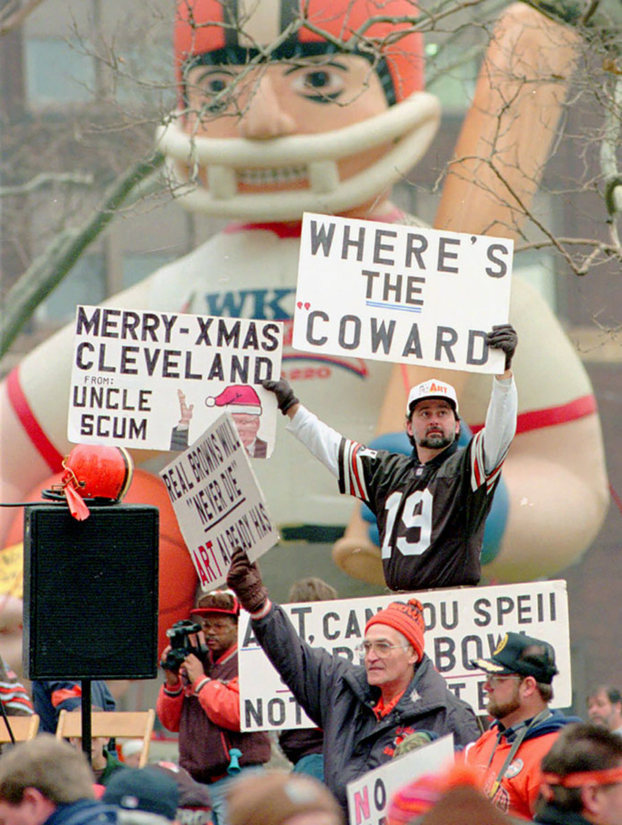 1995-1119-Cleveland-Browns-fan-signs.jpg