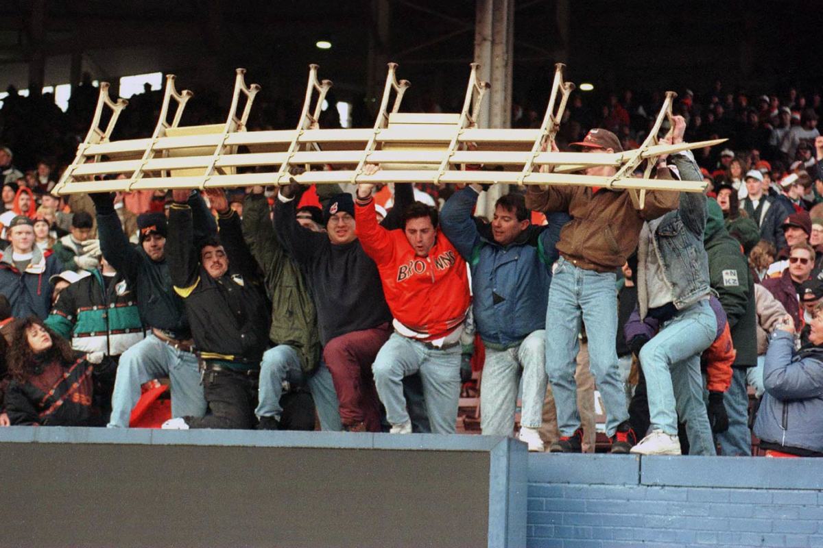 1995-1217-Cleveland-Browns-fans-throw-seats.jpg
