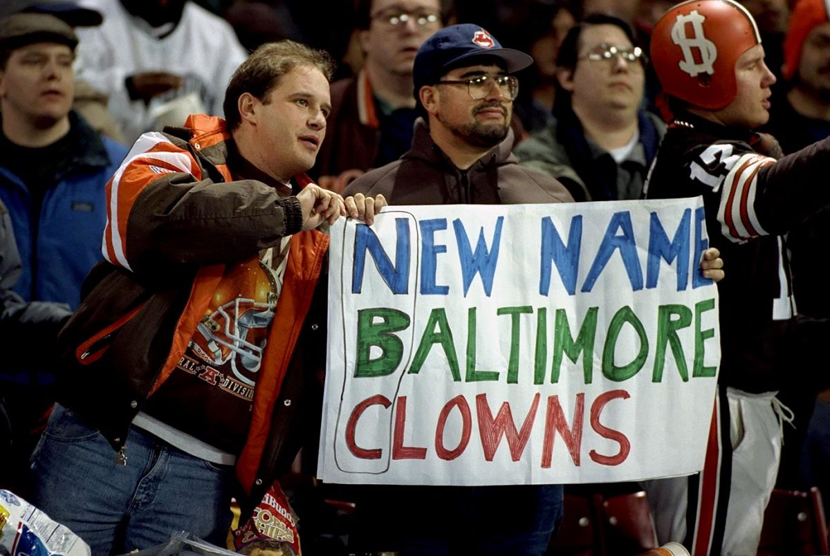 1995-1126-Cleveland-Browns-fans-sign-05237378.jpg