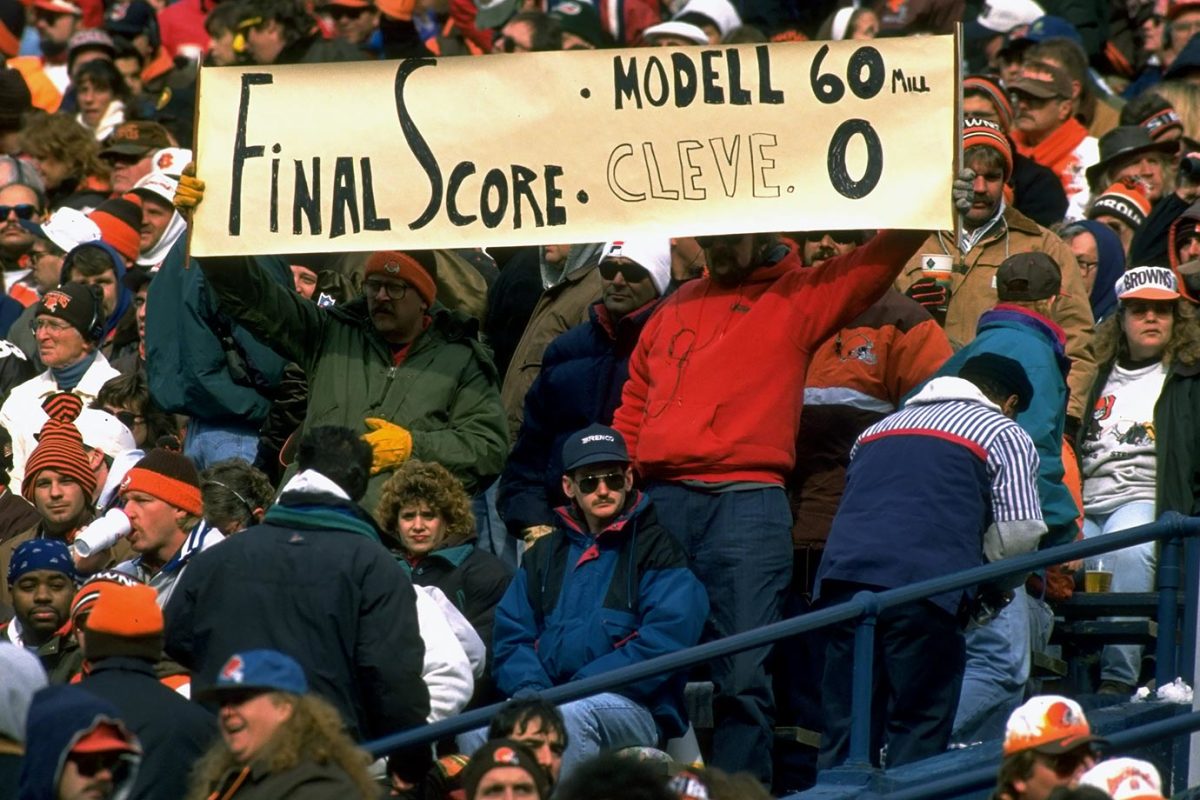 1995-1105-Cleveland-Browns-fan-sign-05233396.jpg