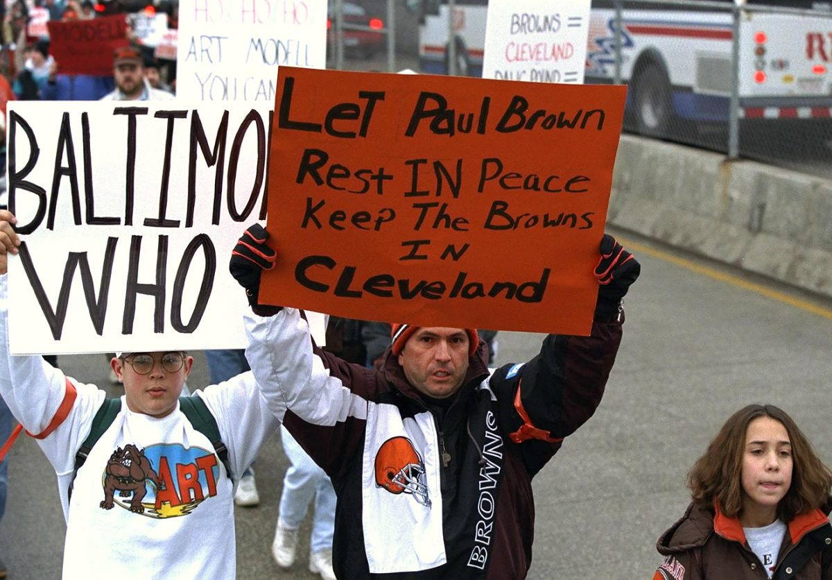 1995-1119-Cleveland-Browns-fan-signs-05249366.jpg