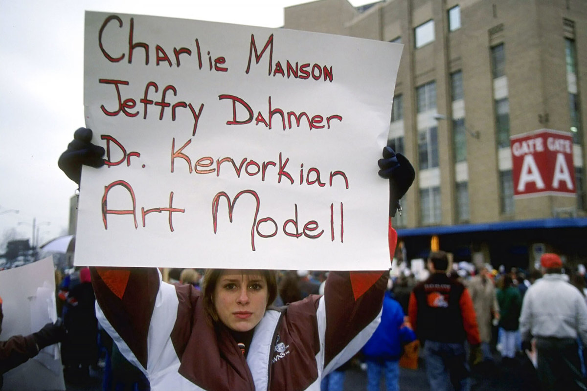 1995-1119-Cleveland-Browns-fan-sign-GettyImages-72547770_master.jpg