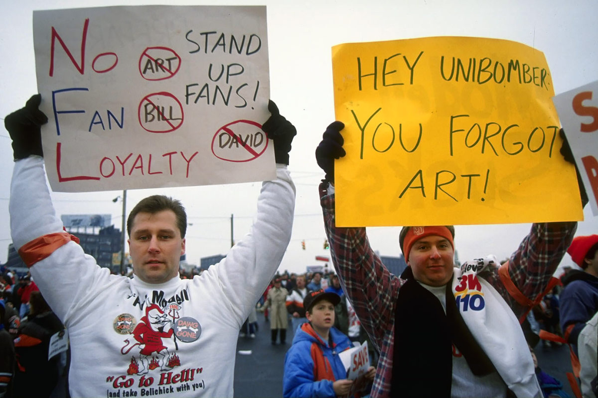 1995-1119-Cleveland-Browns-fan-signs-GettyImages-72317875_master.jpg