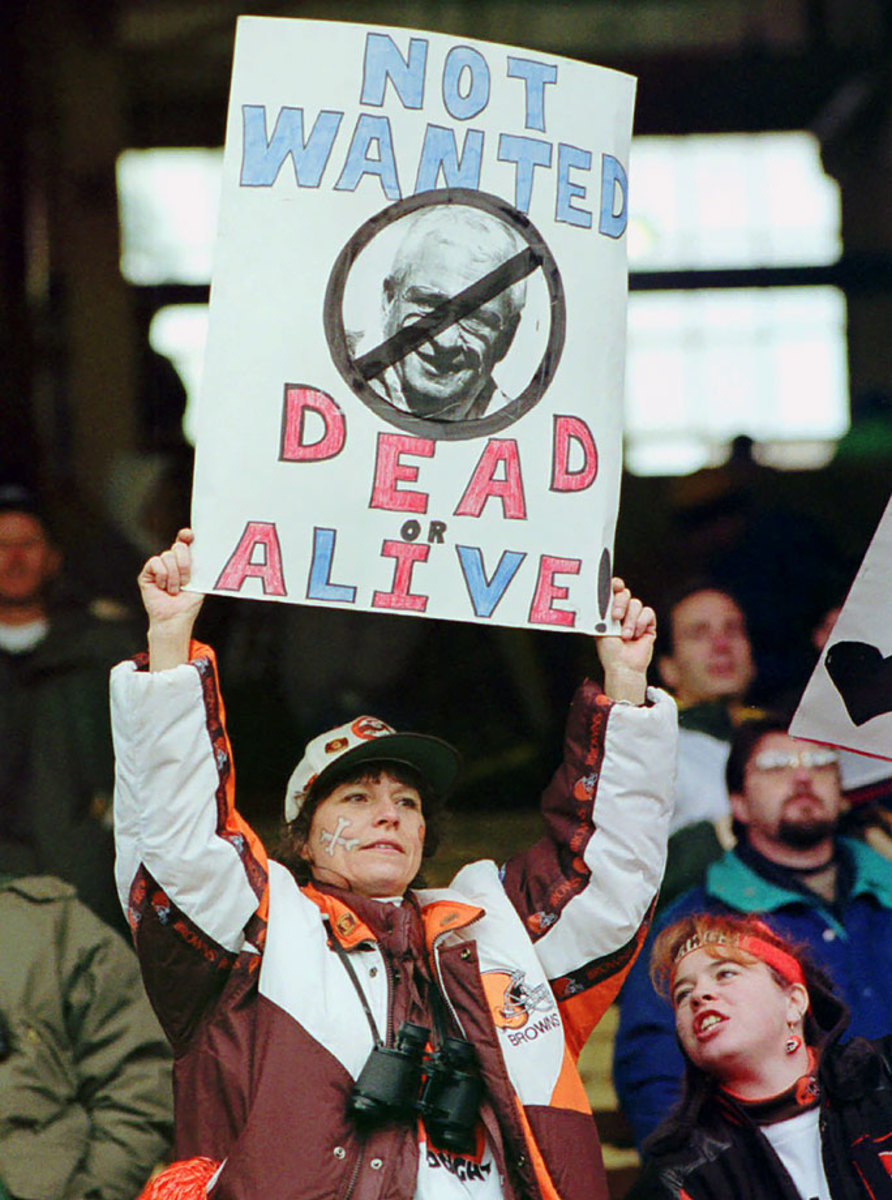 1995-1119-Cleveland-Browns-fan-sign.jpg