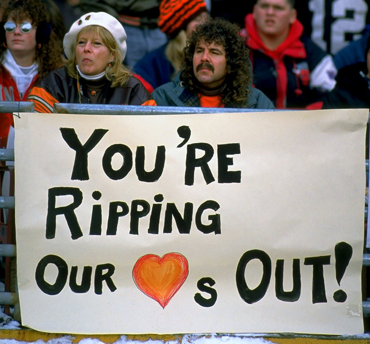 1995-1105-Cleveland-Browns-fans-sign-05233370.jpg