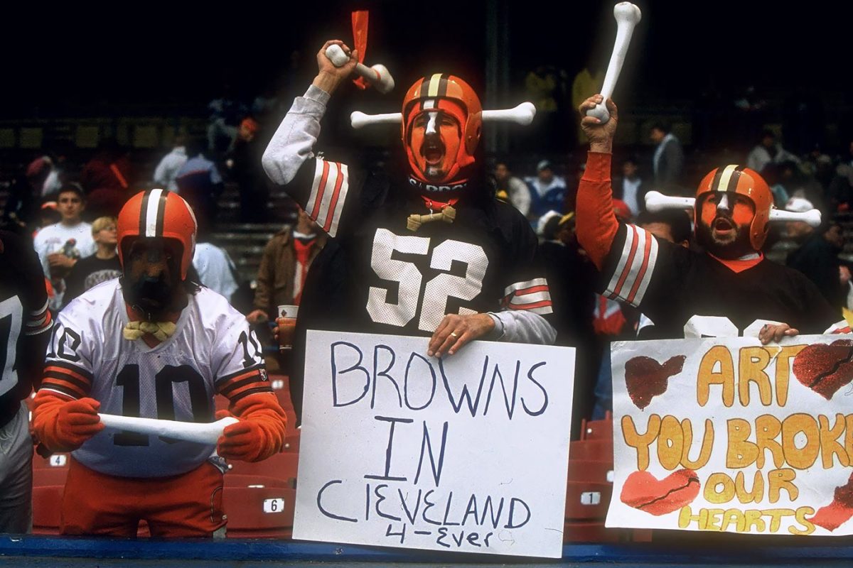 1995-1126-Cleveland-Browns-fan-signs-05739208.jpg