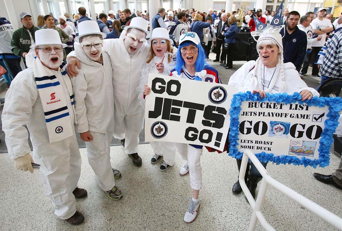 Winnipeg Jets fans get warmed up at the Whiteout Street Party