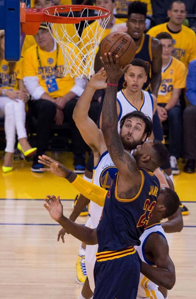 Video: Stephen Curry shakes LeBron James, drains jumper in Game 1