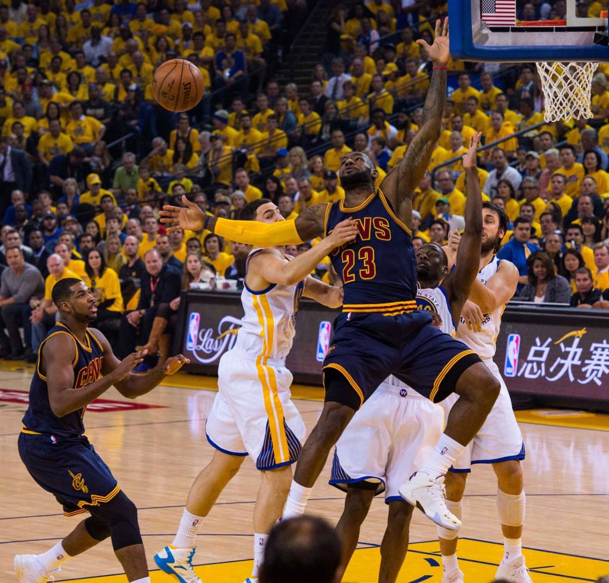 Video: Stephen Curry shakes LeBron James, drains jumper in Game 1