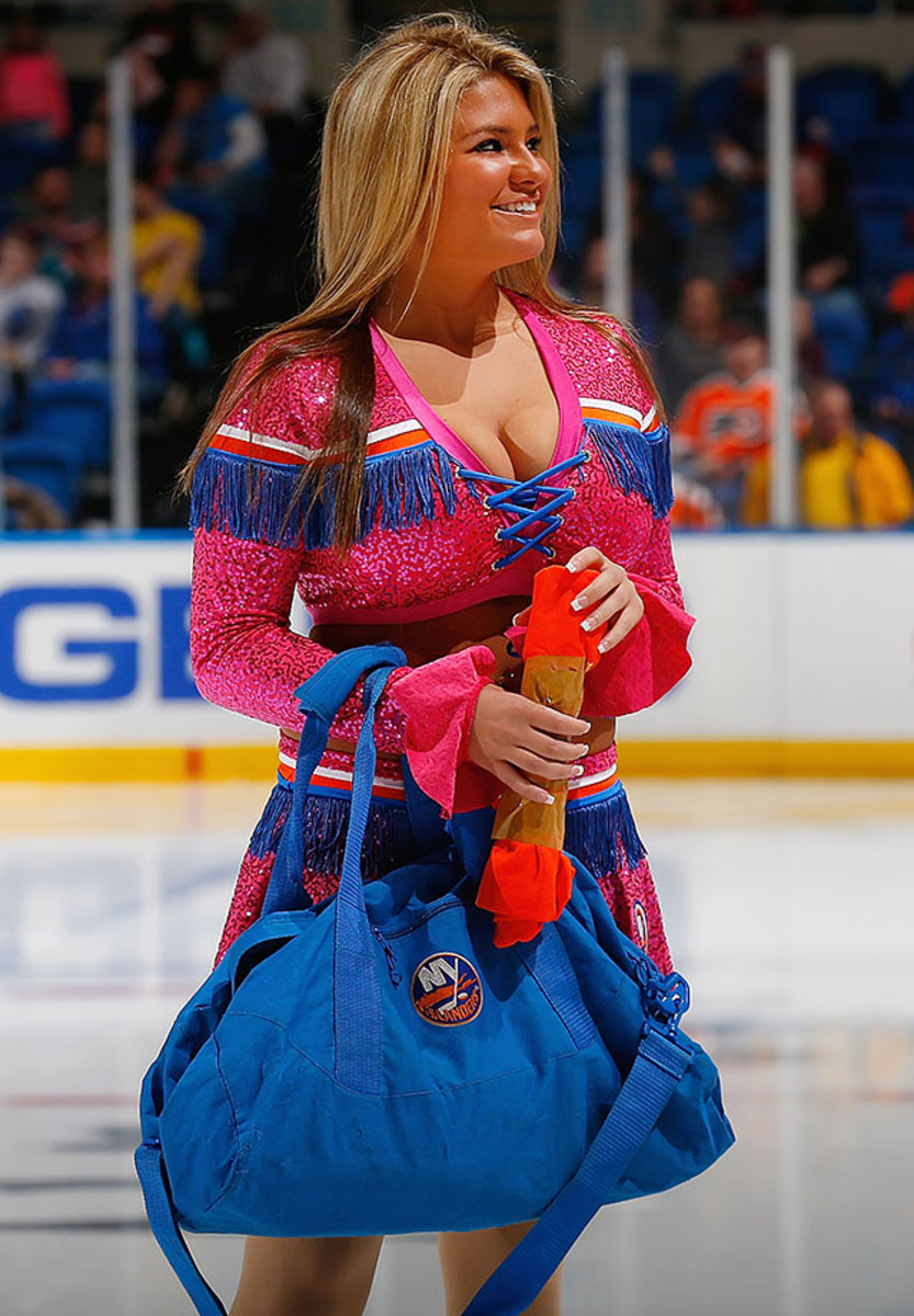 Report: Islanders to replace Ice Girls with co-ed clean-up team at Barclays  Center - Lighthouse Hockey