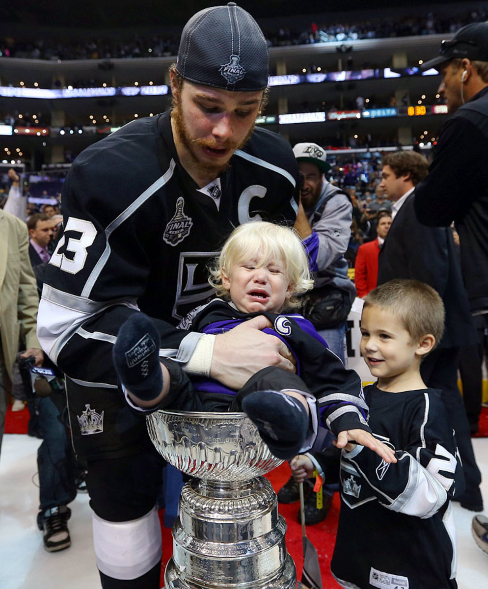 Watch Dustin Brown's sons enjoy chocolate milk in the Stanley Cup 