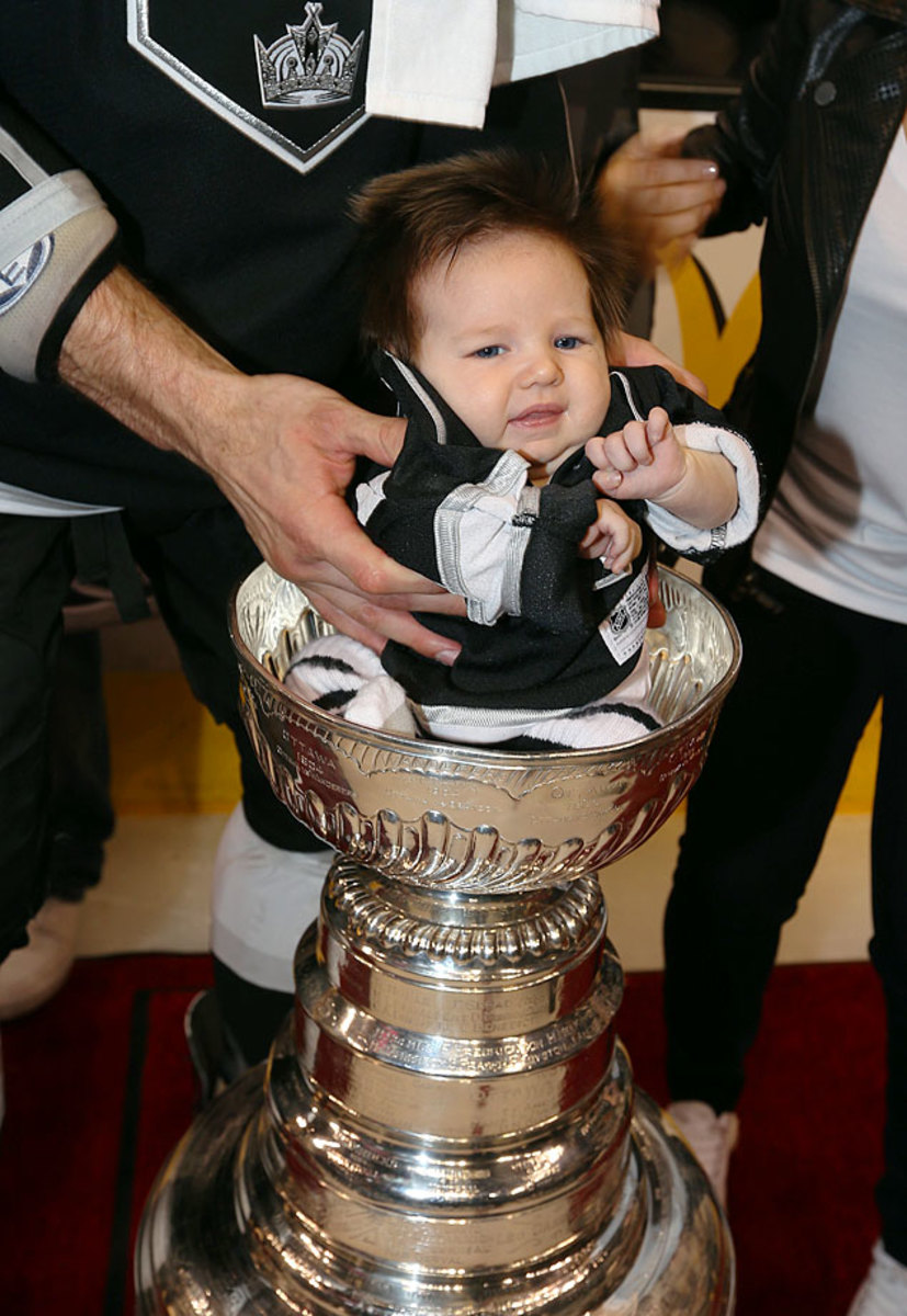Stanley Cup: Chicago Blackhawks celebrate with adorable kids