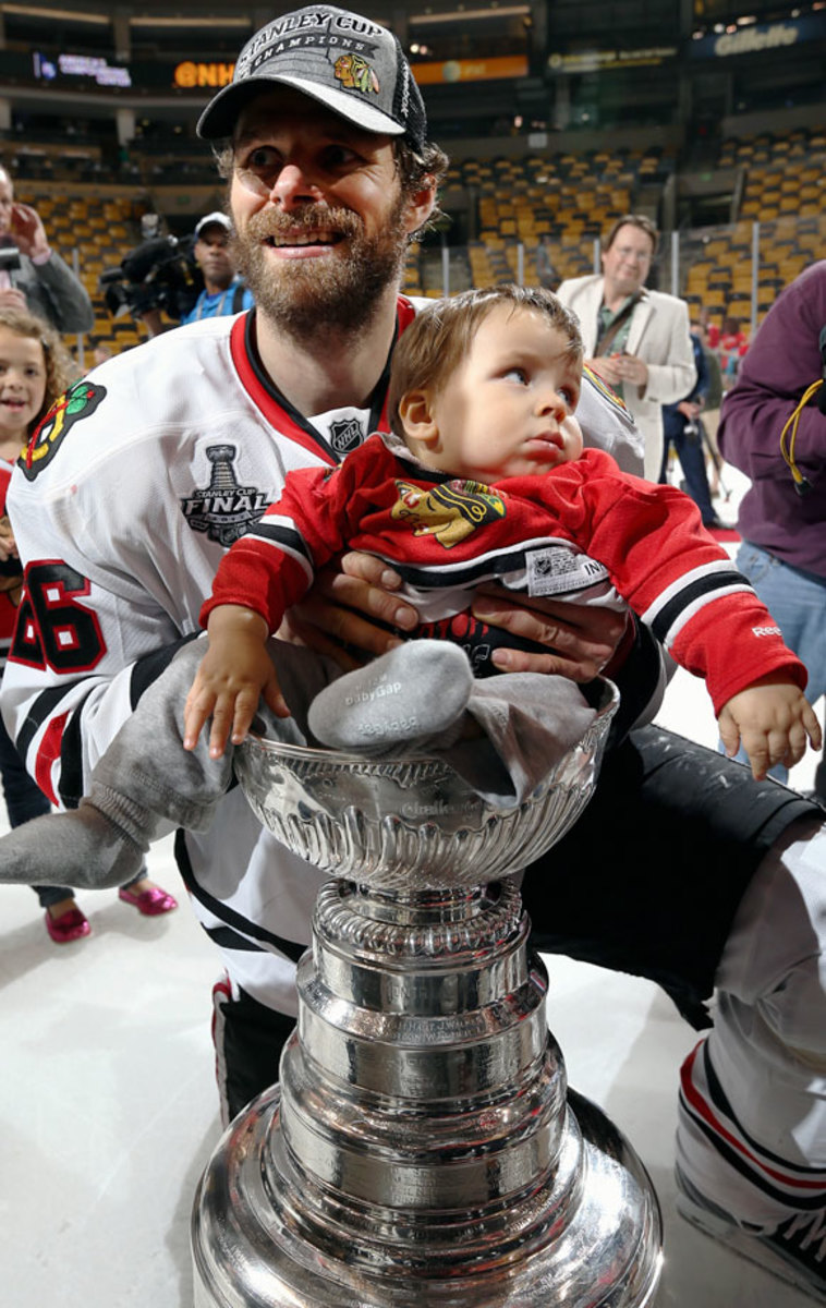 Blackhawks' Vermette puts new baby in Stanley Cup for Father's Day