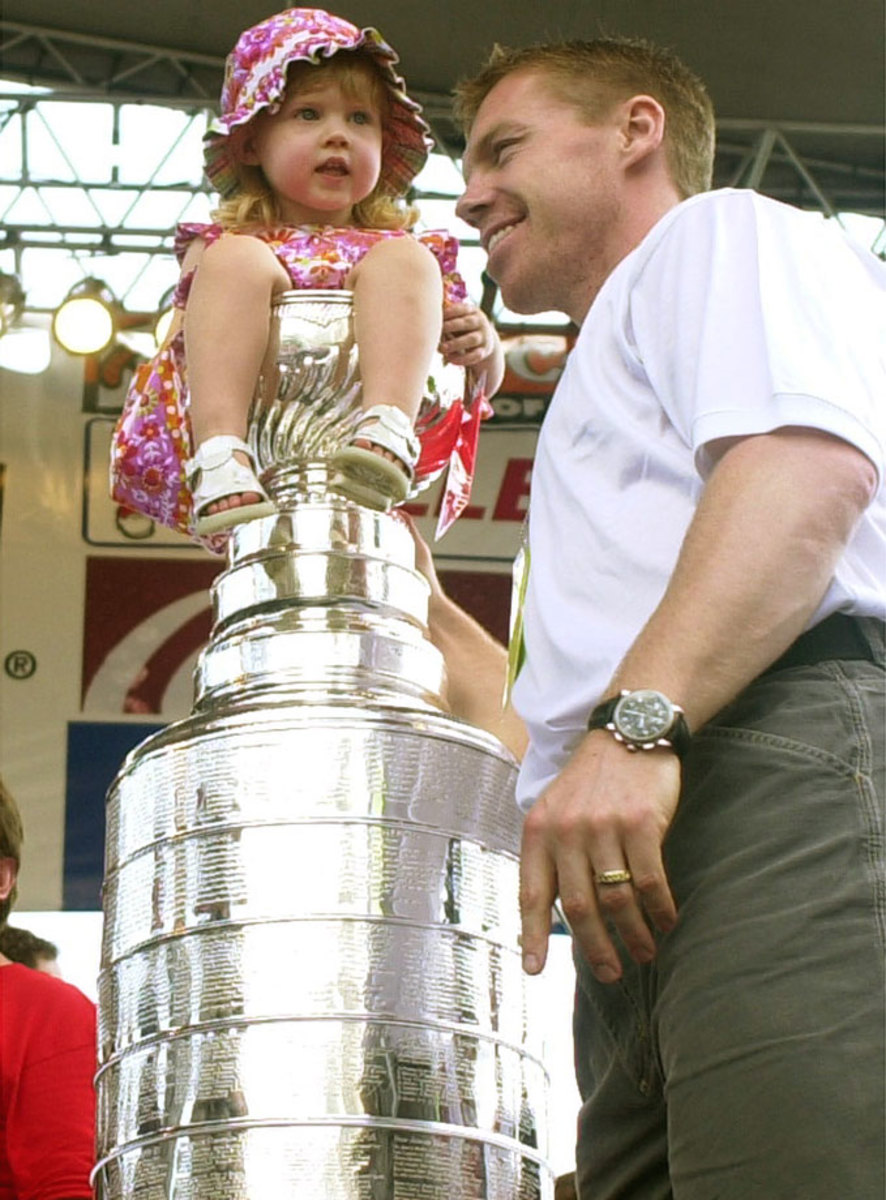 Kris Versteeg loves putting his kid inside the Stanley Cup