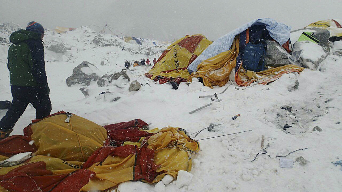 Videos emerge of Mount Everest avalanche Sports Illustrated