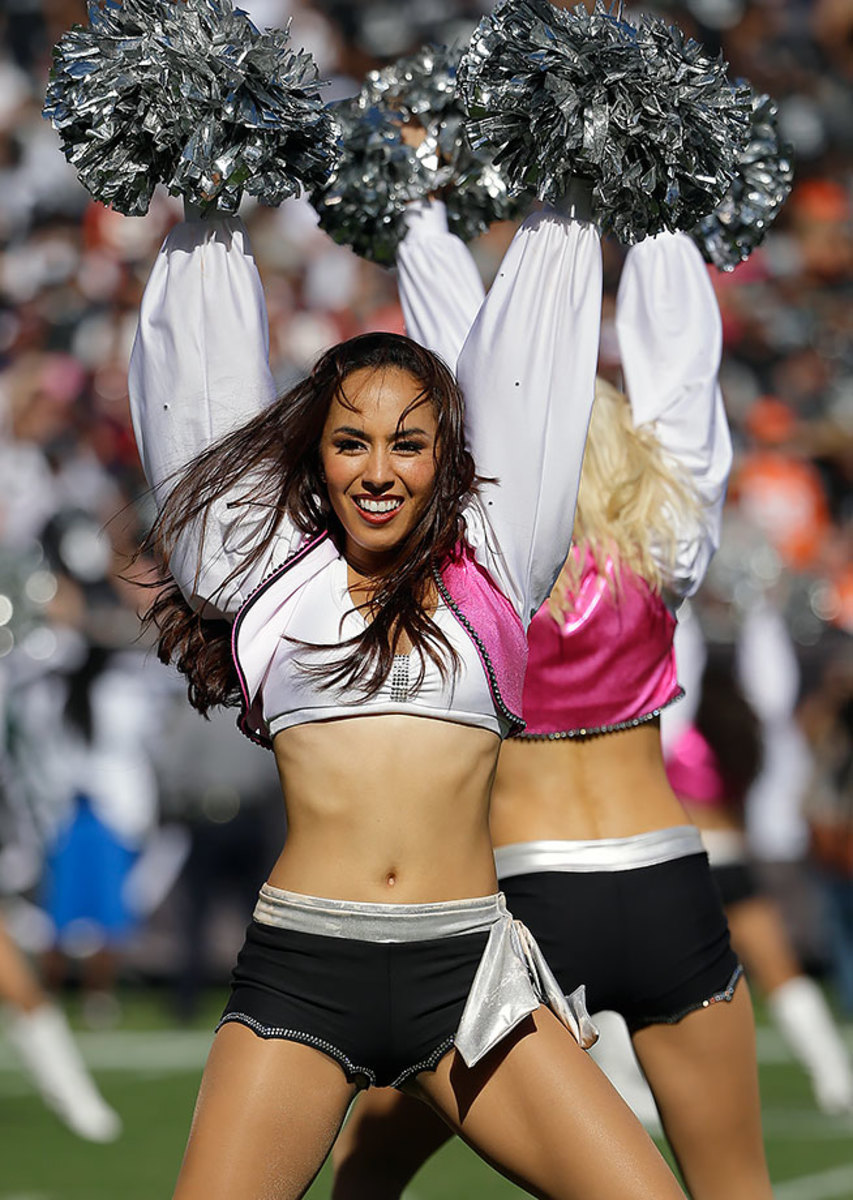 Oakland-Raiders-Raiderettes-cheerleaders-AP_424211205199.jpg