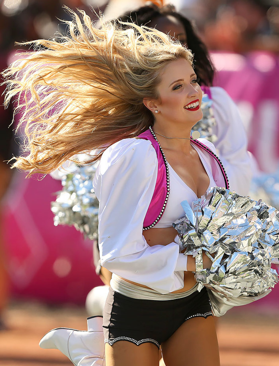 Oakland-Raiders-Raiderettes-cheerleaders-46420159689_Broncos_at_Raiders.jpg