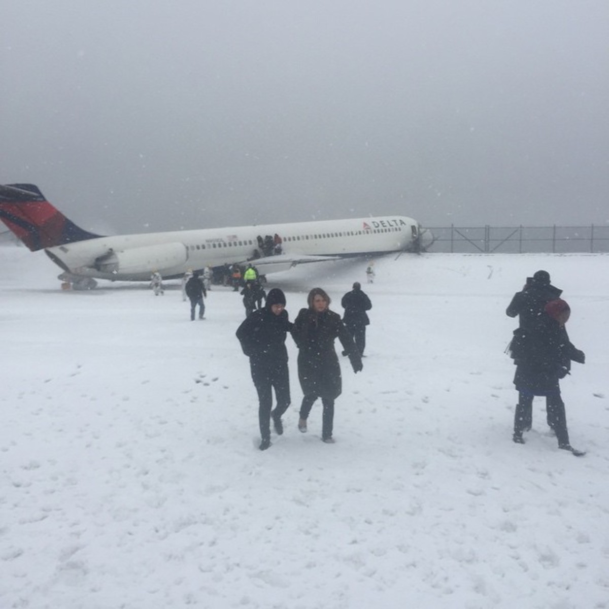 Minnesota Vikings' plane skids off runway after safe landing - ESPN