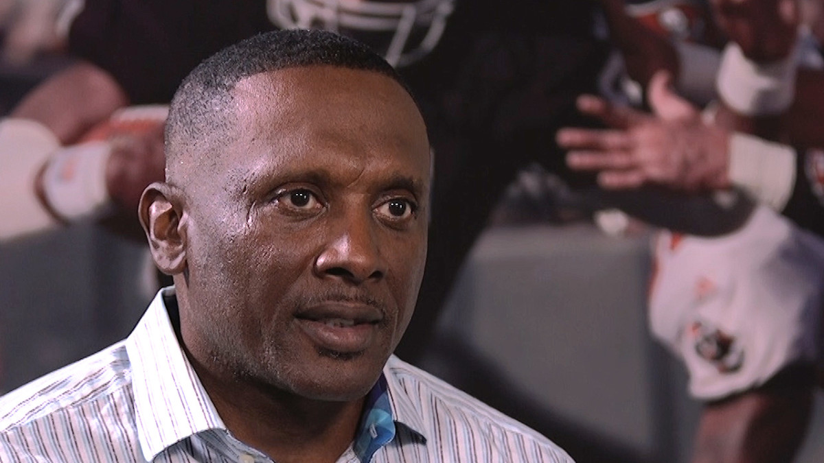 SI Vault: Tim Brown, a Raiders star receiver, always stays cool - Sports  Illustrated