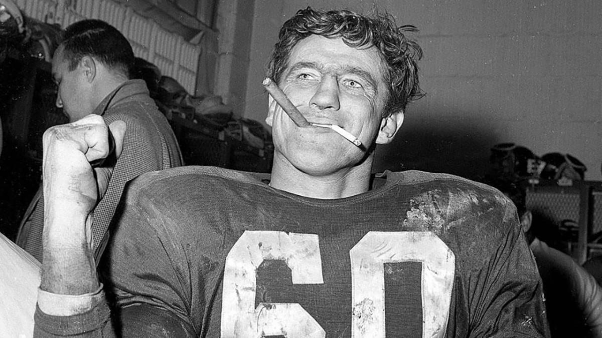 Chuck Bednarik, Eagles' Hall-of-Fame Linebacker, Dies at 89 - WSJ