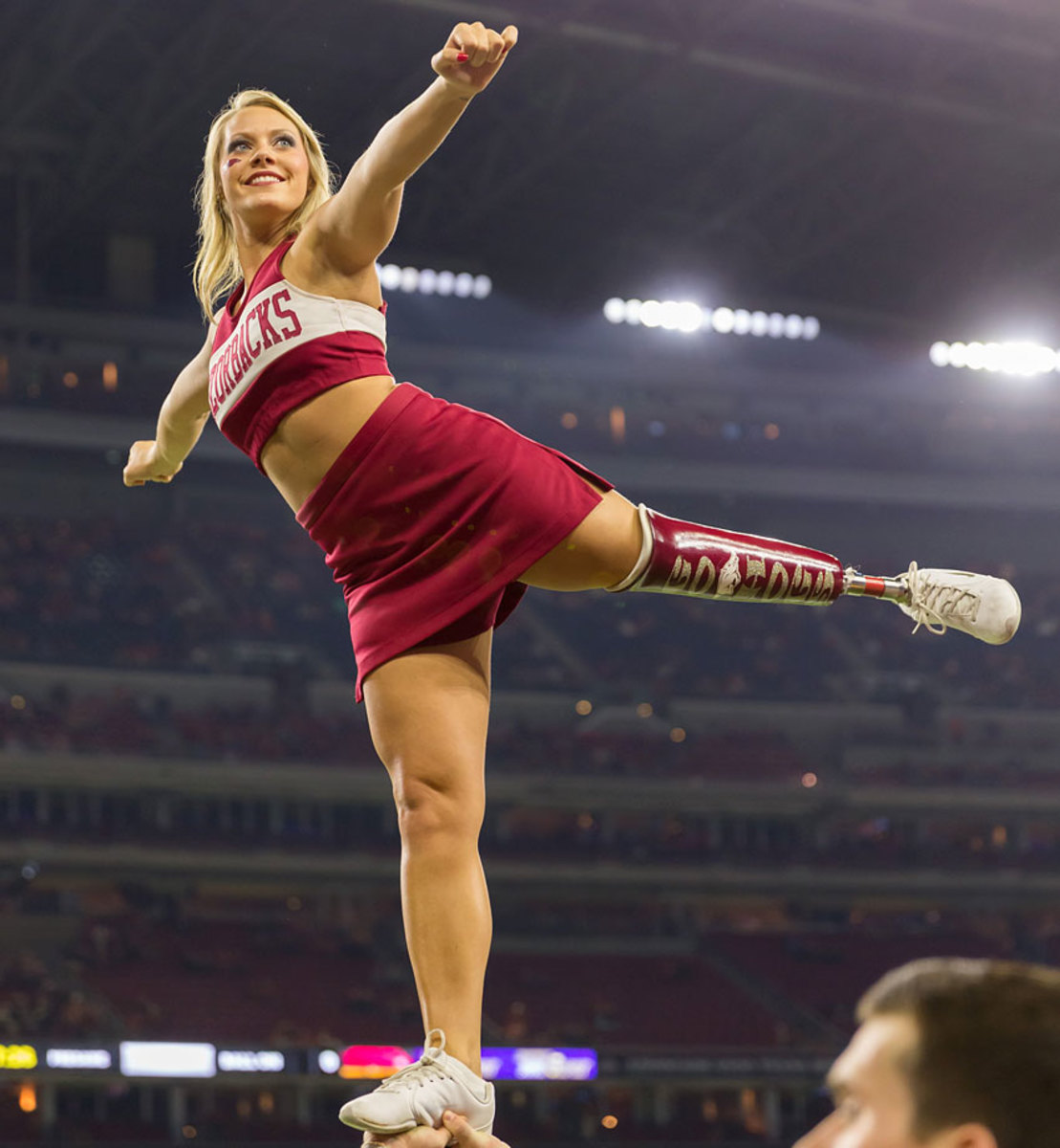 Texas-Bowl-Arkansas-cheerleaders-DBA141229_Texas_vs_Arkansas02.jpg