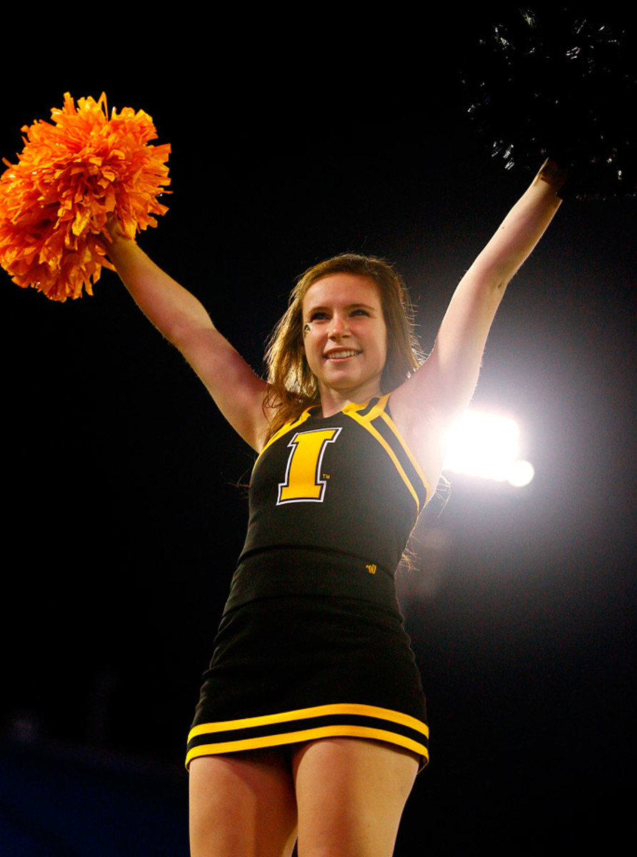 Taxslayer-Bowl-Iowa-cheerleaders-CFX150102249_Tennessee_v_Iowa.jpg