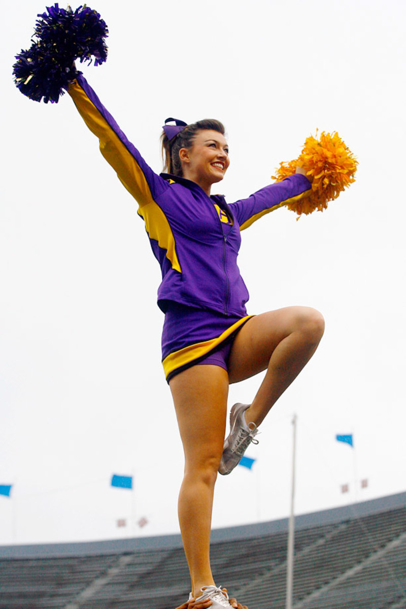 Birmingham-Bowl-East-Carolina-cheerleaders-CFX150103104_Florida_v_East_Carolina.jpg