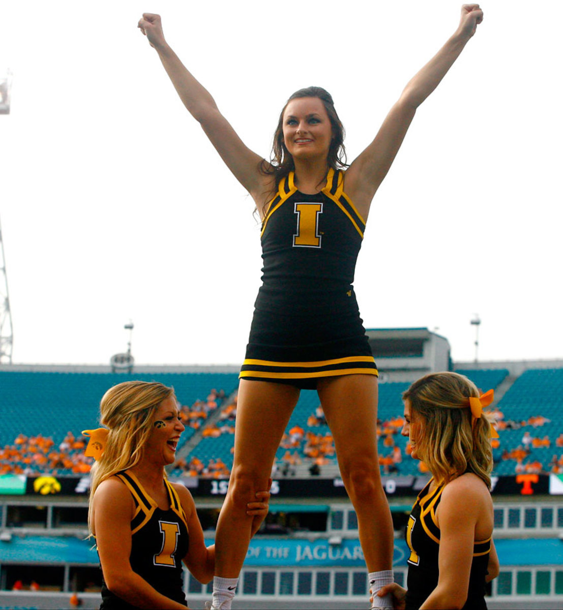 Taxslayer-Bowl-Iowa-cheerleaders-CFX150102144_Tennessee_v_Iowa.jpg