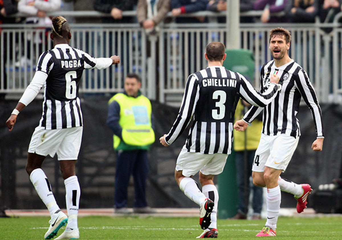 Fernando Llorente (right) scored the first and third goals for Juventus, who leads Serie A.