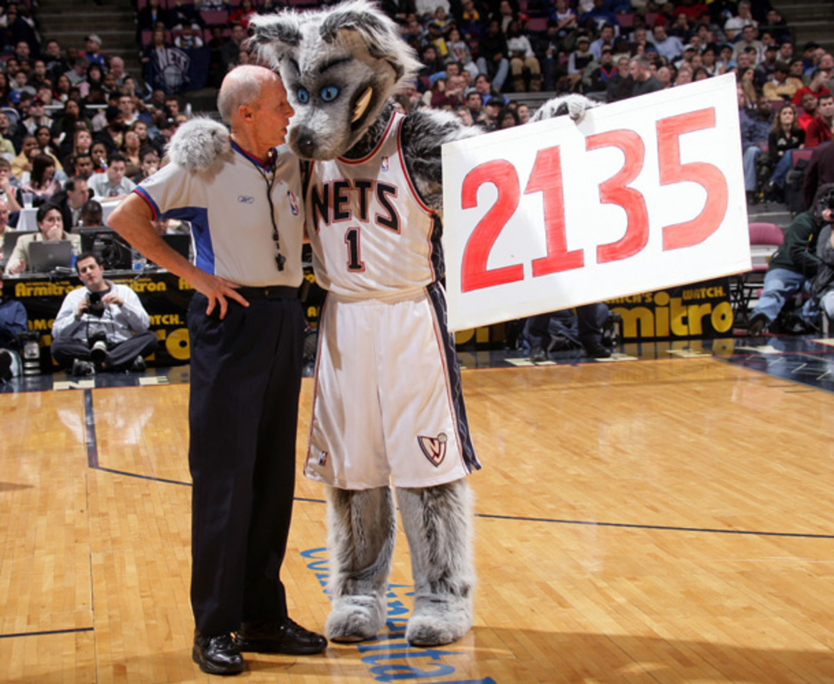 It's official, after 39 seasons NBA referee Dick Bavetta retires