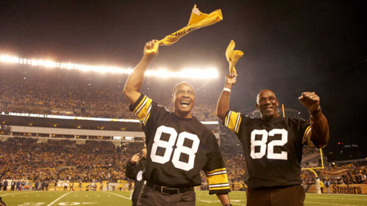 John Stallworth of the Pittsburgh Steelers hangs onto a pass as