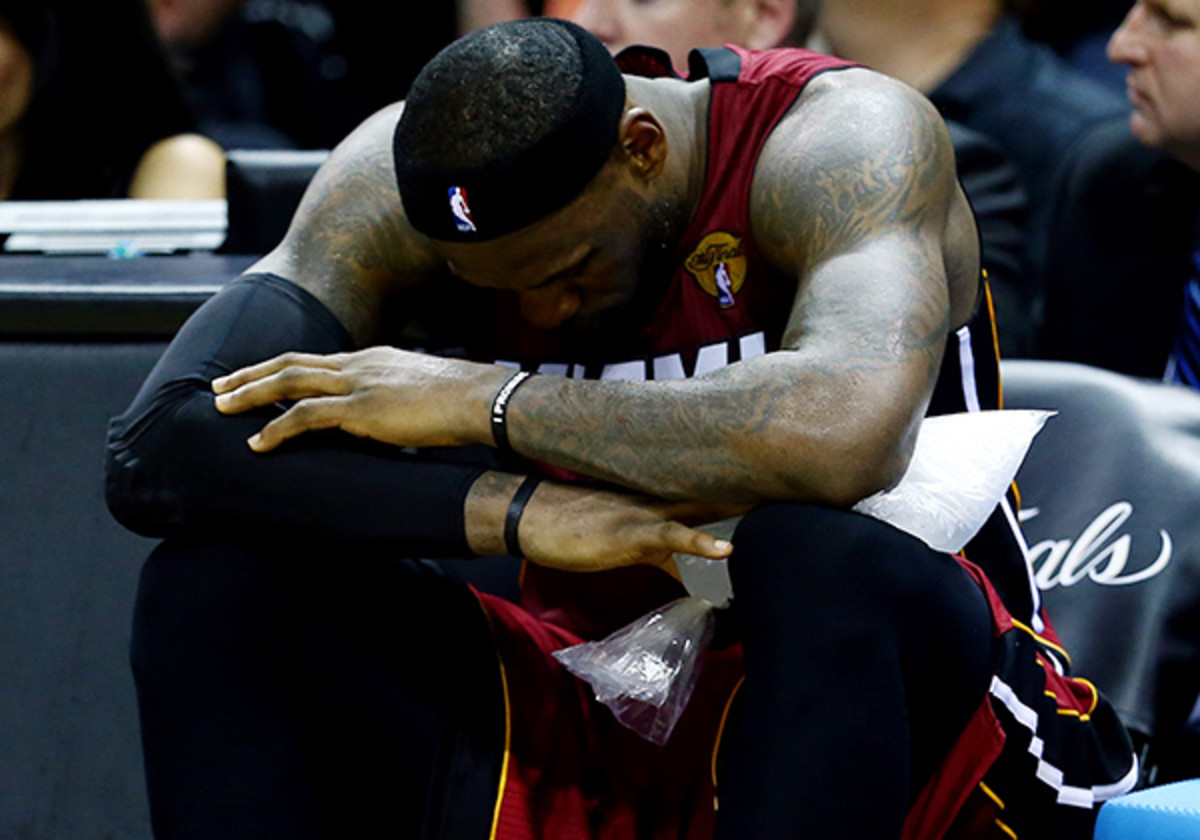 LeBron James leaves preseason game with leg cramps 