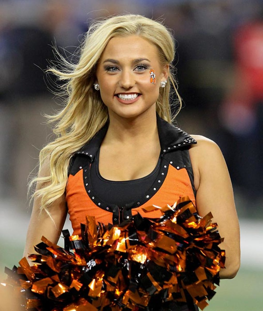 Cheerleader of the Week - Sports Illustrated