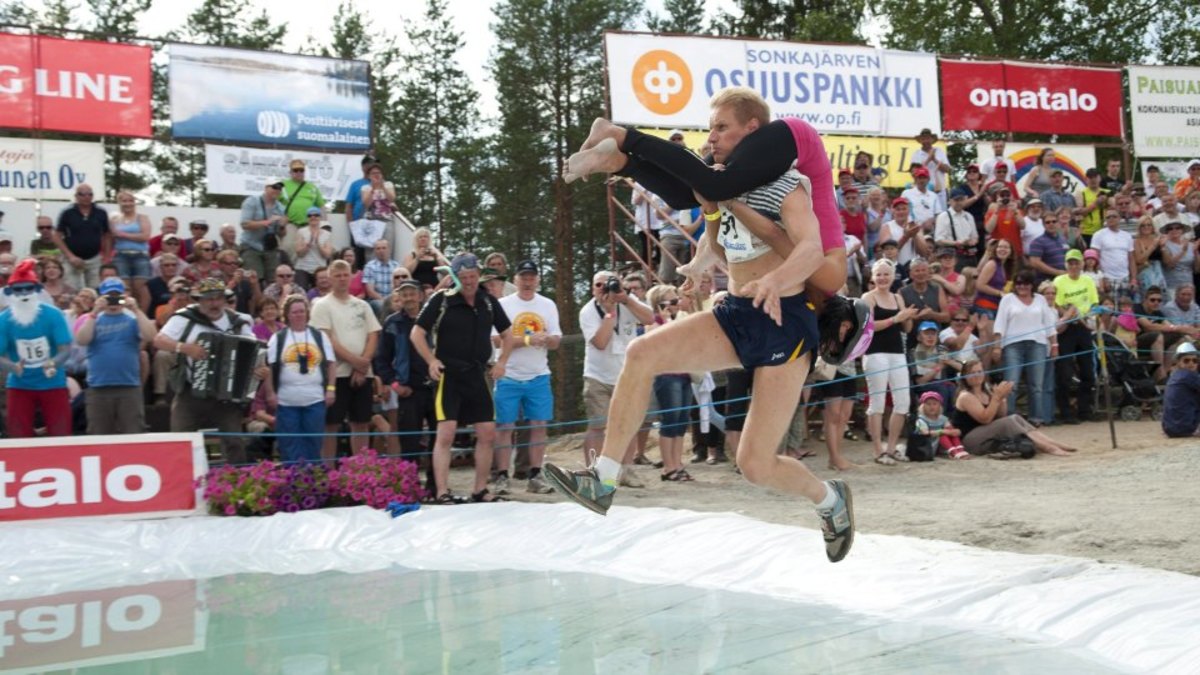 Чемпионат по перетаскиванию жен в Финляндии