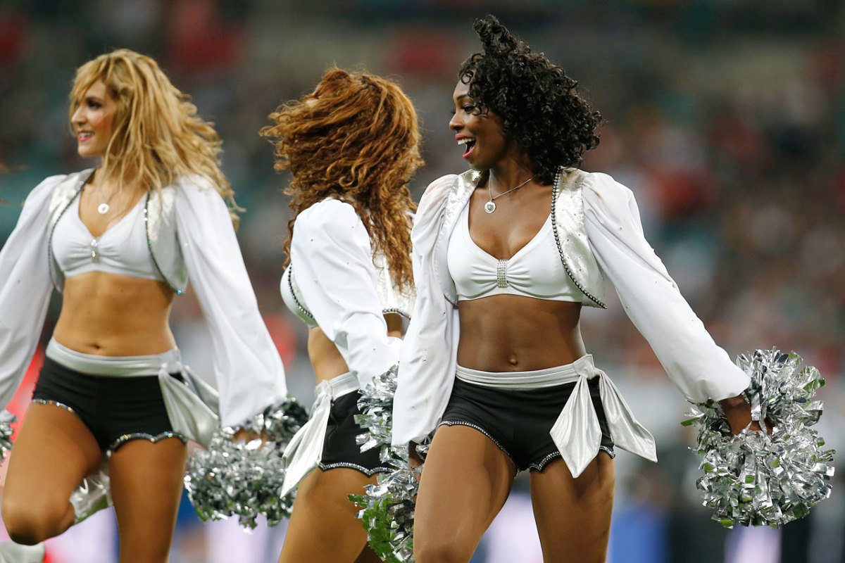 Oakland-Raiders-Raiderette-cheerleaders-AP553426601326_7.jpg