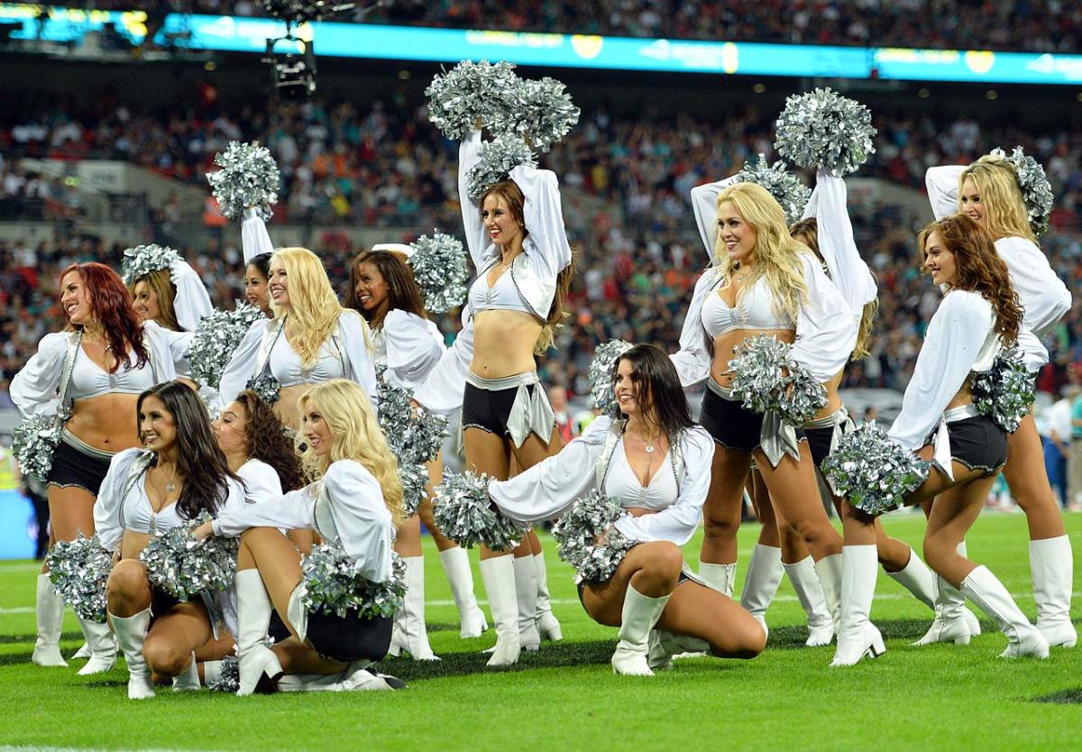 Oakland-Raiders-Raiderette-cheerleaders-456285614_10.jpg