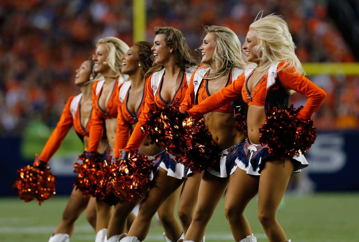 Denver-Broncos-cheerleaders-AP518643593703_2.jpg