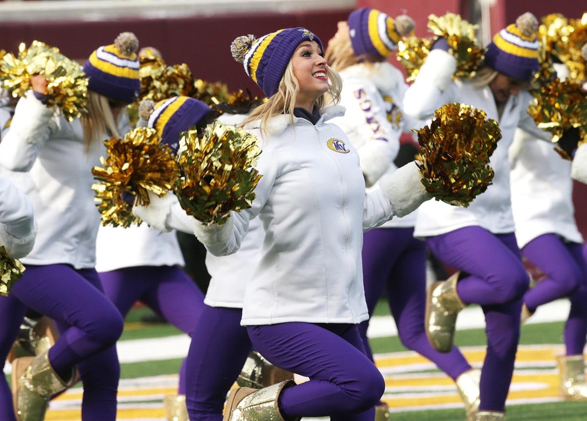 Minnesota-Vikings-cheerleaders-AP411628517135_3.jpg