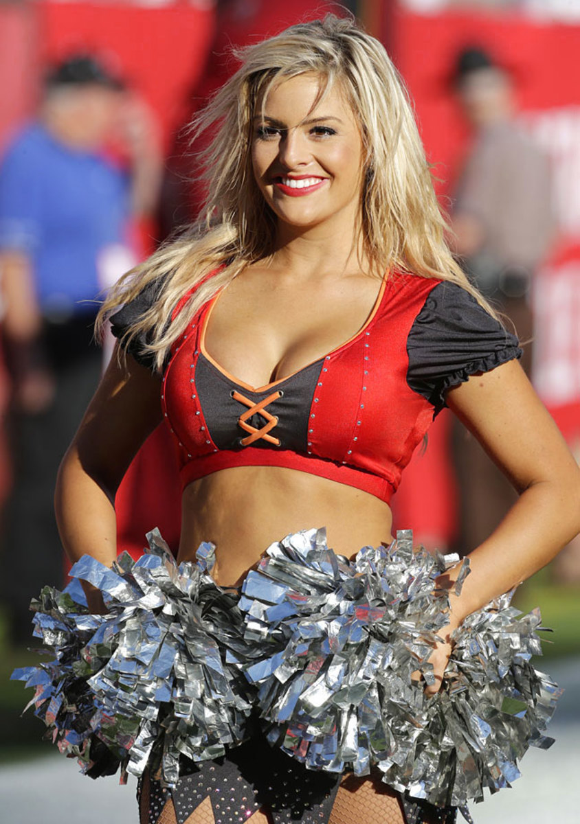 Tampa-Bay-Buccaneers-cheerleaders-AP258654775512_2.jpg