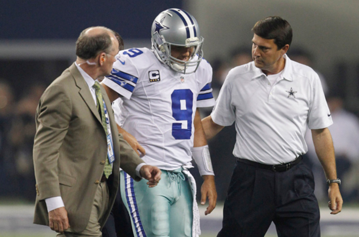 Quarterback Troy Aikman of the Dallas Cowboys rolls out against the News  Photo - Getty Images