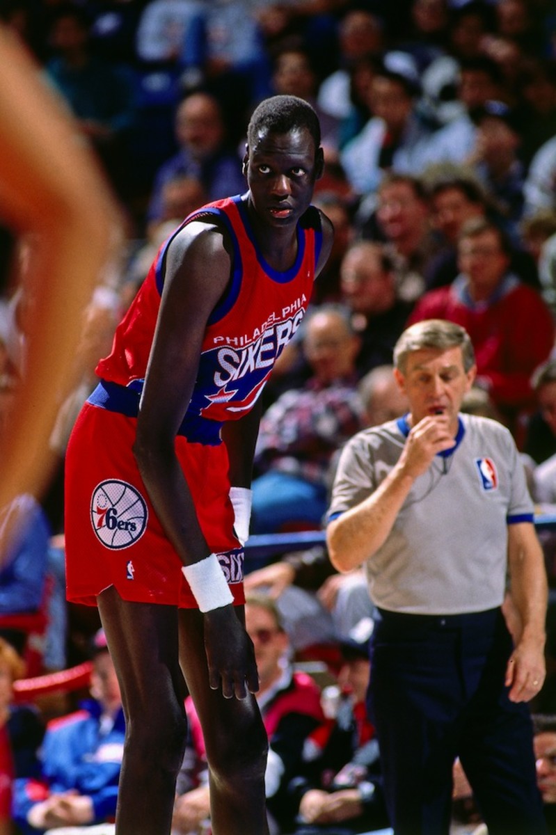 tbt: Manute Bol was very, very tall - Sports Illustrated
