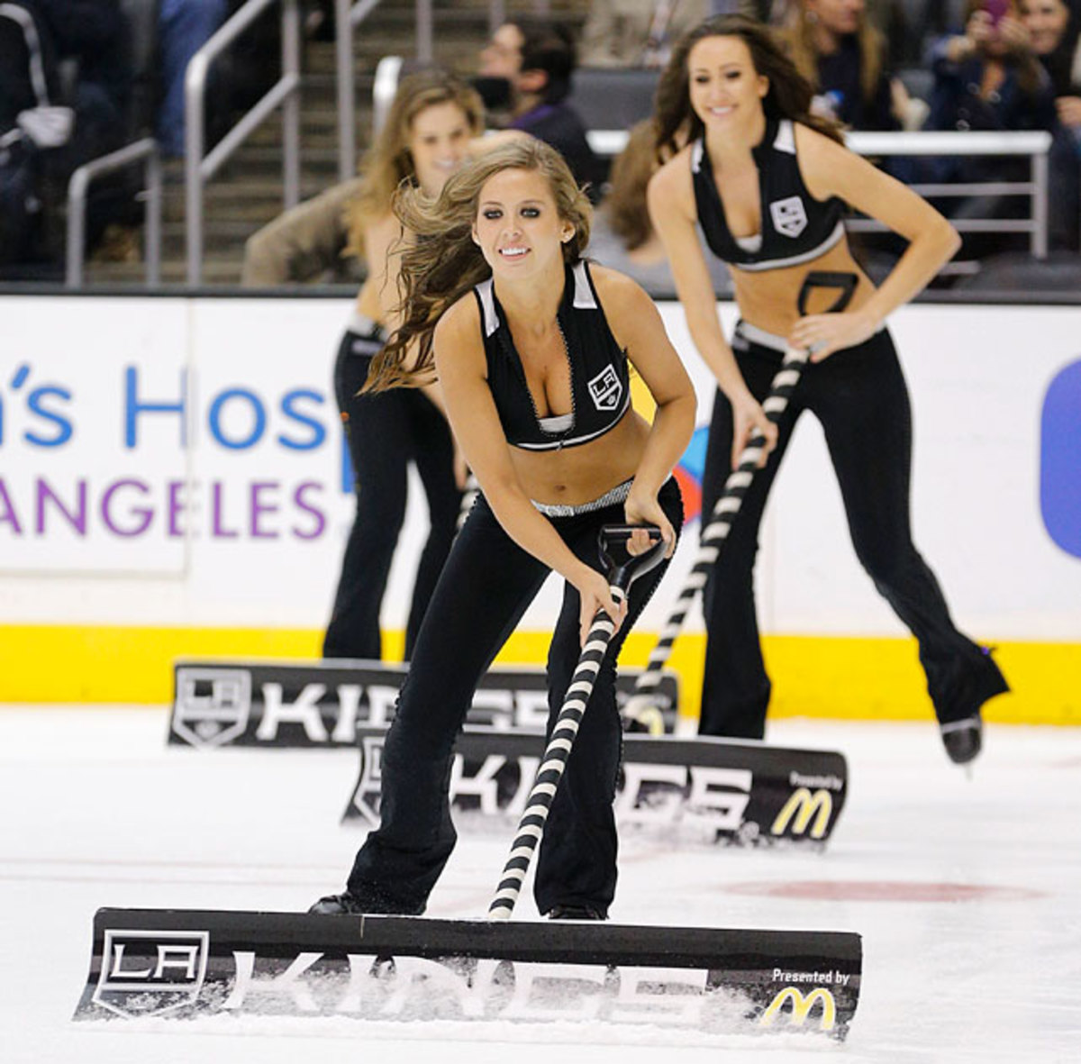 140505161132-los-angeles-kings-ice-crew-girls-269131119-029-lightning-at-kings-single-image-cut.jpg