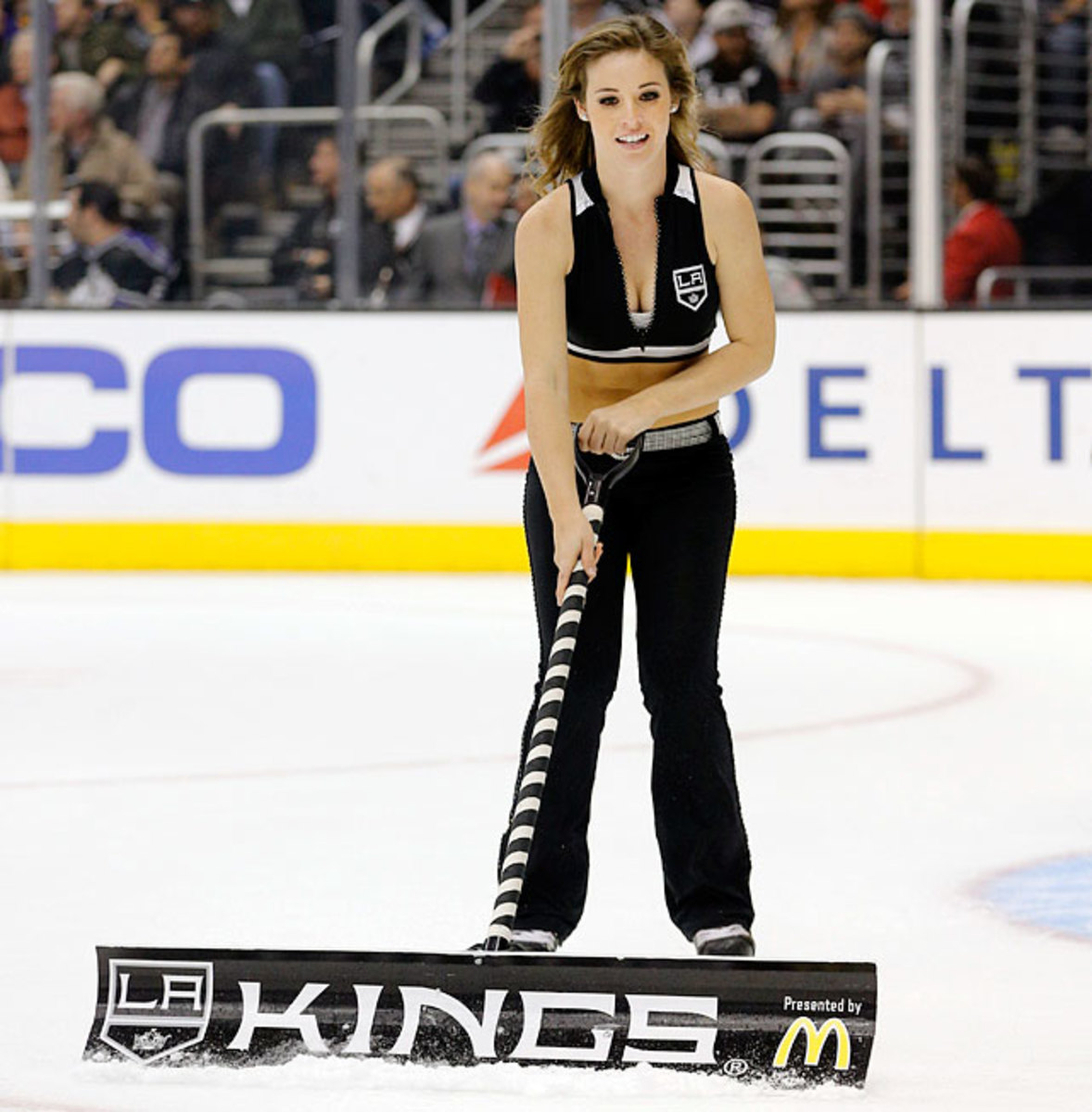 140505161128-los-angeles-kings-ice-crew-girls-269131119-012-lightning-at-kings-single-image-cut.jpg