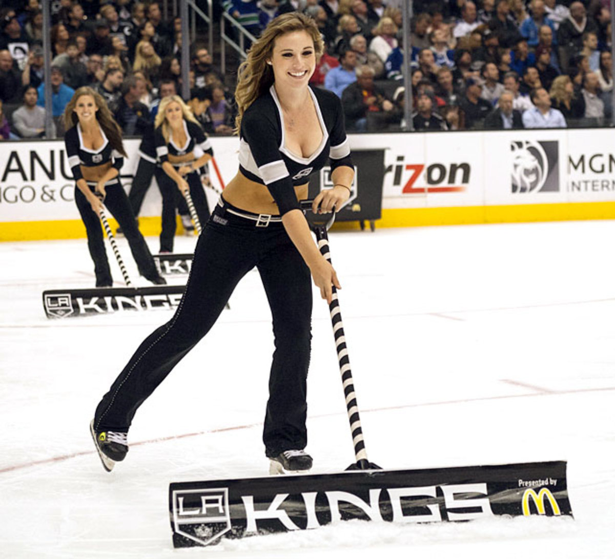 140505161339-los-angeles-kings-ice-crew-girls-chk131109009-canucks-at-kings-single-image-cut.jpg